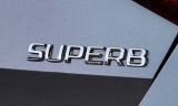 Superb I - emblema cromado original Skoda Auto,a.s. 'SUPERB