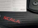 Scala - Alfombrillas delanteras de GOMA (resistente), producto original Skoda Auto,a.s. - Logotipo ROJO - LHD