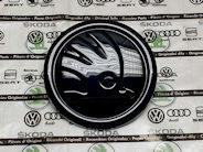 Octavia IV - original Skoda FRONT emblem painted in CRYSTAL BLACK (F9X)