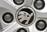 Superb II - enjoliveurs de roues centraux avec le nouveau logo 2012 - original Skoda Auto,a.s.