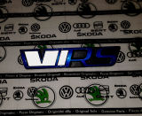 Emblemat na przedni grill - od 2019 Kodiaq RS - RACE BLUE (F5W) - wersja GLOW WHITE