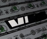 Oryginalny emblemat Skoda FRONT RS z limitowanej edycji RS230 - MONTE CARLO BLACK (F9R) - GLOW WHITE