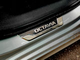 Octavia IV - oryginalne nakładki progów Skoda ze stali nierdzewnej - OCTAVIA - SPORTLINE (BLACK) - TYŁ