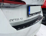 per Octavia IV Limousine - pannello di protezione del paraurti posteriore di Martinek Auto - NERO LUCIDO