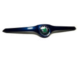 dla Superb II - przednia górna pokrywa grilla - lakierowana w oryginalnym kolorze Skody LAVA BLUE (W5Q) - stary emblemat