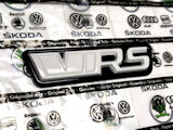 Oryginalny emblemat Skoda 2023 wersja RS - podstawa F9R BLACK - WHITE VRS